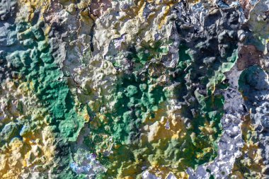 Beton bir duvardaki eski çatlak boya.