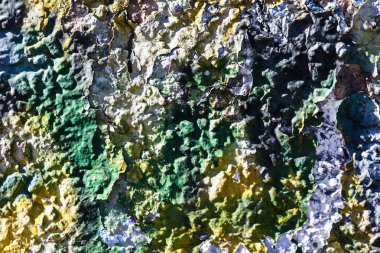 Beton bir duvardaki eski çatlak boya.