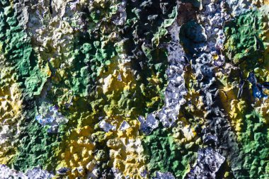 Beton bir duvardaki eski çatlak boya.