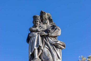 Mezarlıktaki Meryem Ana heykeli ya da anıtı.