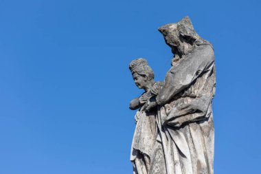 Mezarlıktaki Meryem Ana heykeli ya da anıtı.