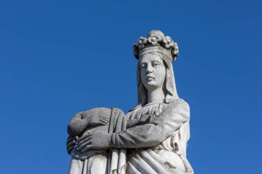 Mezarlıktaki Meryem Ana heykeli ya da anıtı.