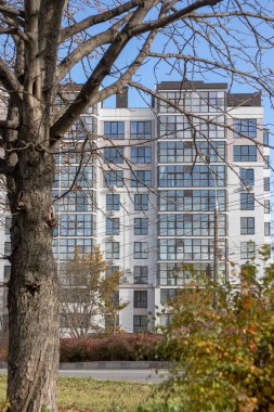 Şehrin yerleşim yerindeki yeni bir binanın ön cephesi.. 