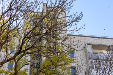 Şehrin yerleşim yerindeki yeni bir binanın ön cephesi.. 