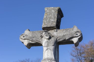 Hristiyan haçı ve İsa 'nın çarmıha gerilmesi mezarlıktaki mezarda.