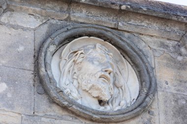 İsa 'nın mermer heykeli mezarlığın kapısında.