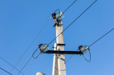 Köyde elektrik direği ve elektrik hatları var.