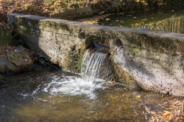 Parktaki nehirde fırtına gibi akan su ve akıntı.
