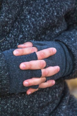 Bir erkek güvensizliğinin göstergesi olarak ellerini kilitte tutar.