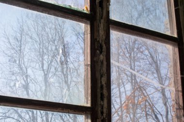 Terk edilmiş bir evde eski bir acil durum penceresi.