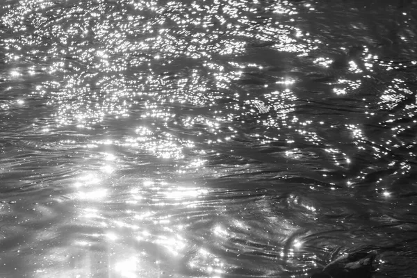 Sluneční Paprsky Defokusu Černé Vodě — Stock fotografie