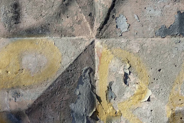 コンクリートの壁に古い割れた塗料 — ストック写真