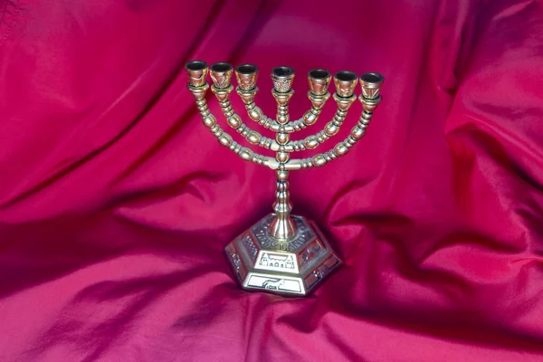 Vergoldeter Jüdischer Leuchter Sieben Auf Rotem Hintergrund — Stockfoto