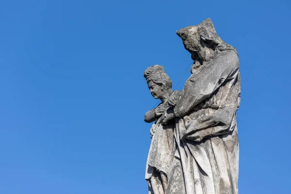 Skulptur Oder Denkmal Der Gottesmutter Auf Dem Friedhof — Stockfoto