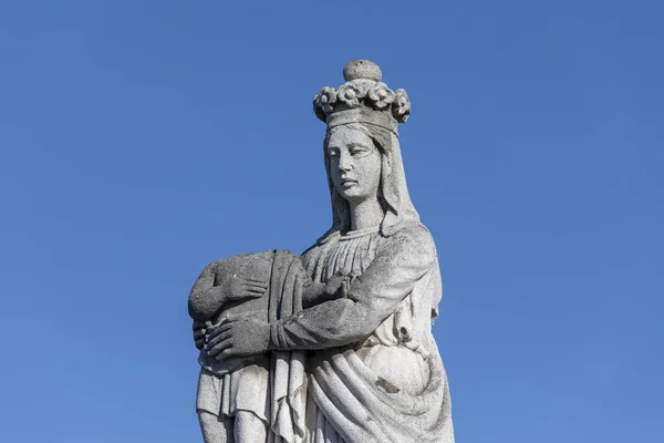 Скульптура Памятник Божией Матери Кладбище — стоковое фото
