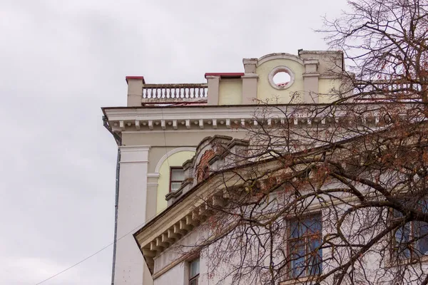 Tamire Ihtiyacı Olan Eski Bir Sovyet Evinin Cephesi — Stok fotoğraf