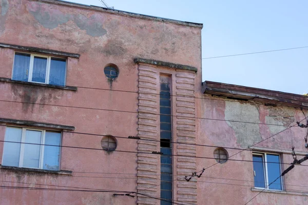 Egy Lakóépület Homlokzata Város Lakóövezetében — Stock Fotó
