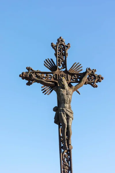 Cruz Cristiana Con Crucifixión Jesucristo Sobre Tumba Cementerio — Foto de Stock