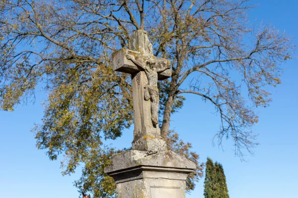 Cruz Cristiana Con Crucifixión Jesucristo Sobre Tumba Cementerio —  Fotos de Stock