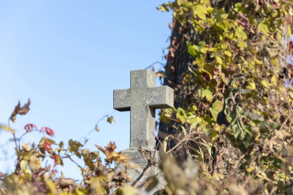 Kristna Kors Graven Kyrkogården — Stockfoto