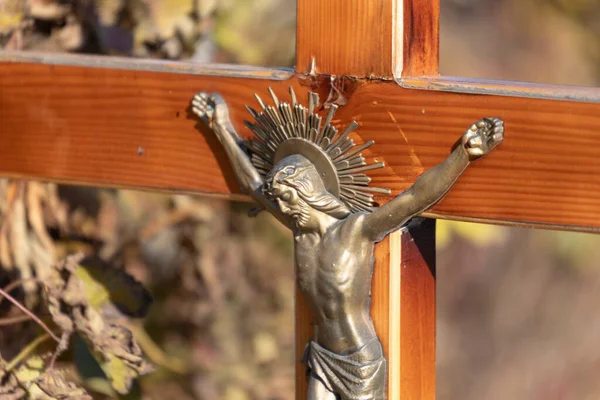 Cruz Cristiana Con Crucifixión Jesucristo Sobre Tumba Cementerio — Foto de Stock