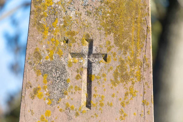 Cruz Cristiana Sobre Tumba Cementerio —  Fotos de Stock