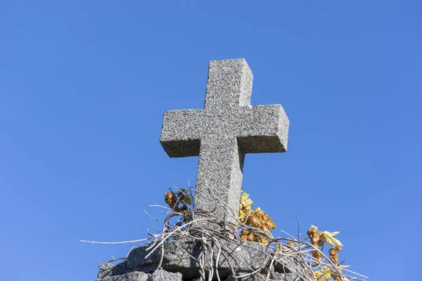 Χριστιανός Σταυρός Στον Τάφο Στο Νεκροταφείο — Φωτογραφία Αρχείου