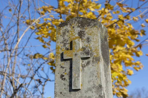 Χριστιανός Σταυρός Στον Τάφο Στο Νεκροταφείο — Φωτογραφία Αρχείου