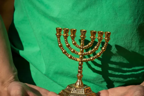 Єврейський Позолочений Семисвічник Руках — стокове фото