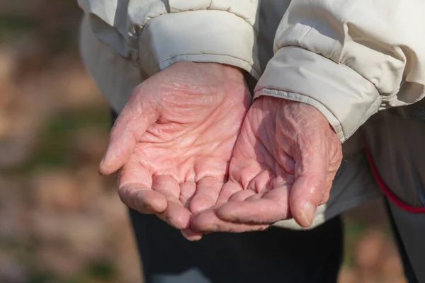 Γέρος Άπλωσε Χέρια Του Και Ζήτησε Λεφτά — Φωτογραφία Αρχείου