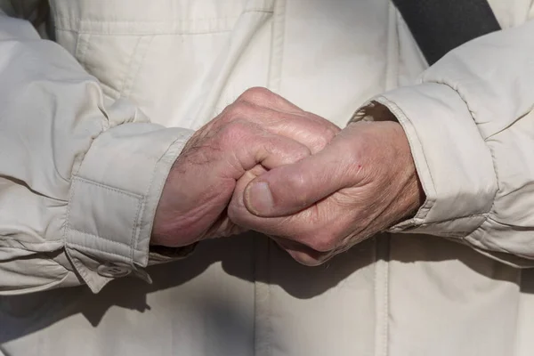 Мужчина Греет Руки Потому Замерз Парке — стоковое фото