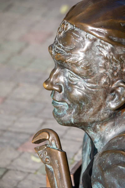 Monumento Bronze Encanador Homem Com Uma Chave Gás Sair Esgoto — Fotografia de Stock