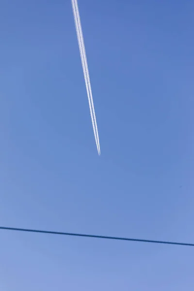 Das Flugzeug Liegt Blauen Himmel Und Hinterlässt Eine Weiße Spur — Stockfoto