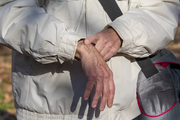 Alter Mann Zeigt Auf Die Uhr Auf Seiner Hand — Stockfoto