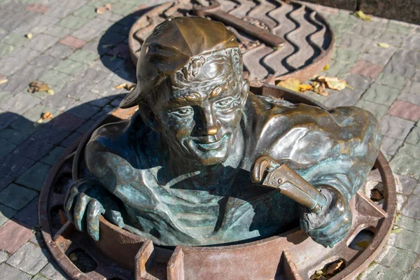 Бронзовый Памятник Водопроводчику Человек Газовым Ключом Выходящим Канализации — стоковое фото