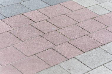 Meydandaki kırmızı kaldırım taşlarının ve merdivenlerin dokusu