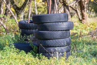 Büyük ayaklı bir kamyonun siyah tekerlekleri.