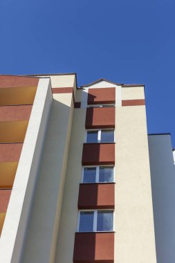 Şehirdeki çok katlı yeni bir binanın ön cephesi.