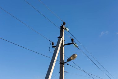 Köyde elektrik direği ve elektrik hatları var.