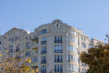 Sonbaharda bir konut binasının cephesi