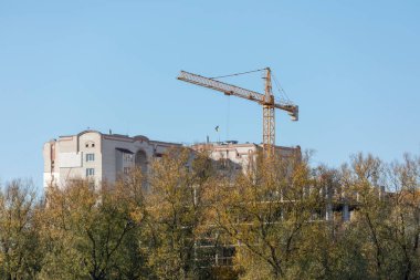 Sonbaharda bir konut binasının cephesi