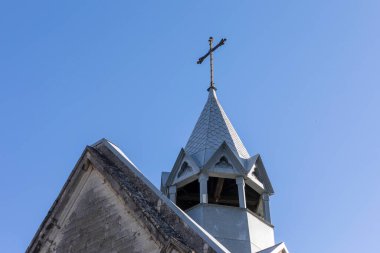Hıristiyan mezarlığındaki Roma Katolik kilisesi