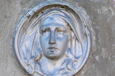 Mezarlıktaki Meryem Ana heykeli ya da anıtı.