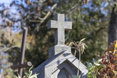 Hıristiyan haçı mezarlıkta.