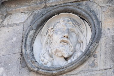 İsa 'nın mermer heykeli mezarlığın kapısında.