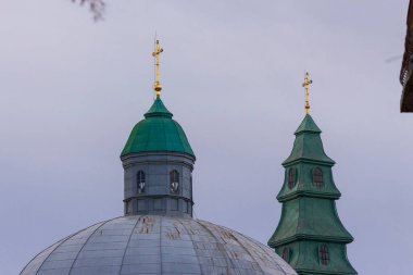 Ternopil 'deki eski kilisenin çatısında.