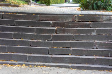 Şehirdeki parktaki eski granit merdivenler