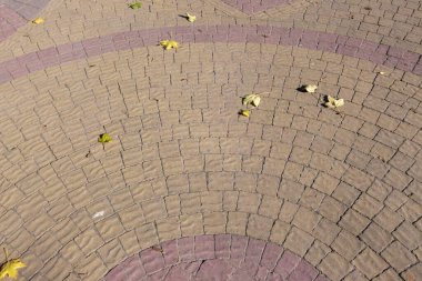 Kahverengi kırmızı kaldırım taşları arka planlar için yarım daire şeklinde dizilir.