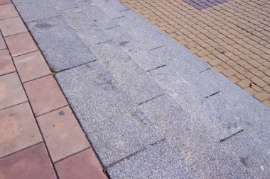 Kaldırımdaki beton kaldırımlar arka planlar için. Asfaltın dokusu, arkaplanı