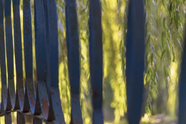 Parktaki köprüde metal çit